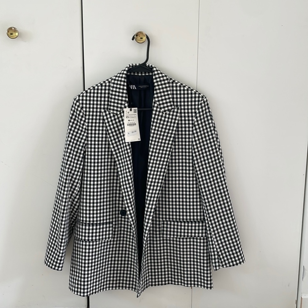 Zara Blazer: XS
OVERSIZED DOUBLE BREASTED JACKET
Black / White 0/2753/332/064/01